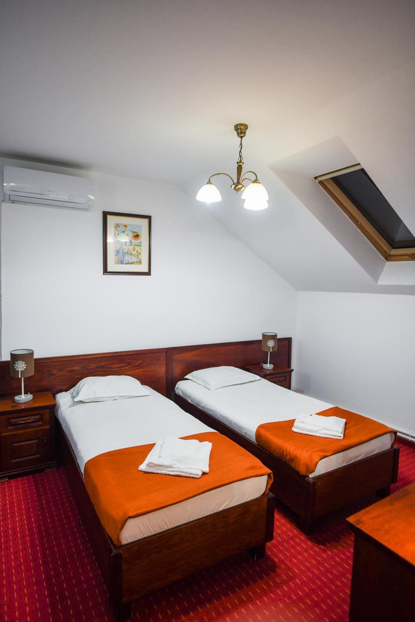 Hotel Elyon Деж Экстерьер фото