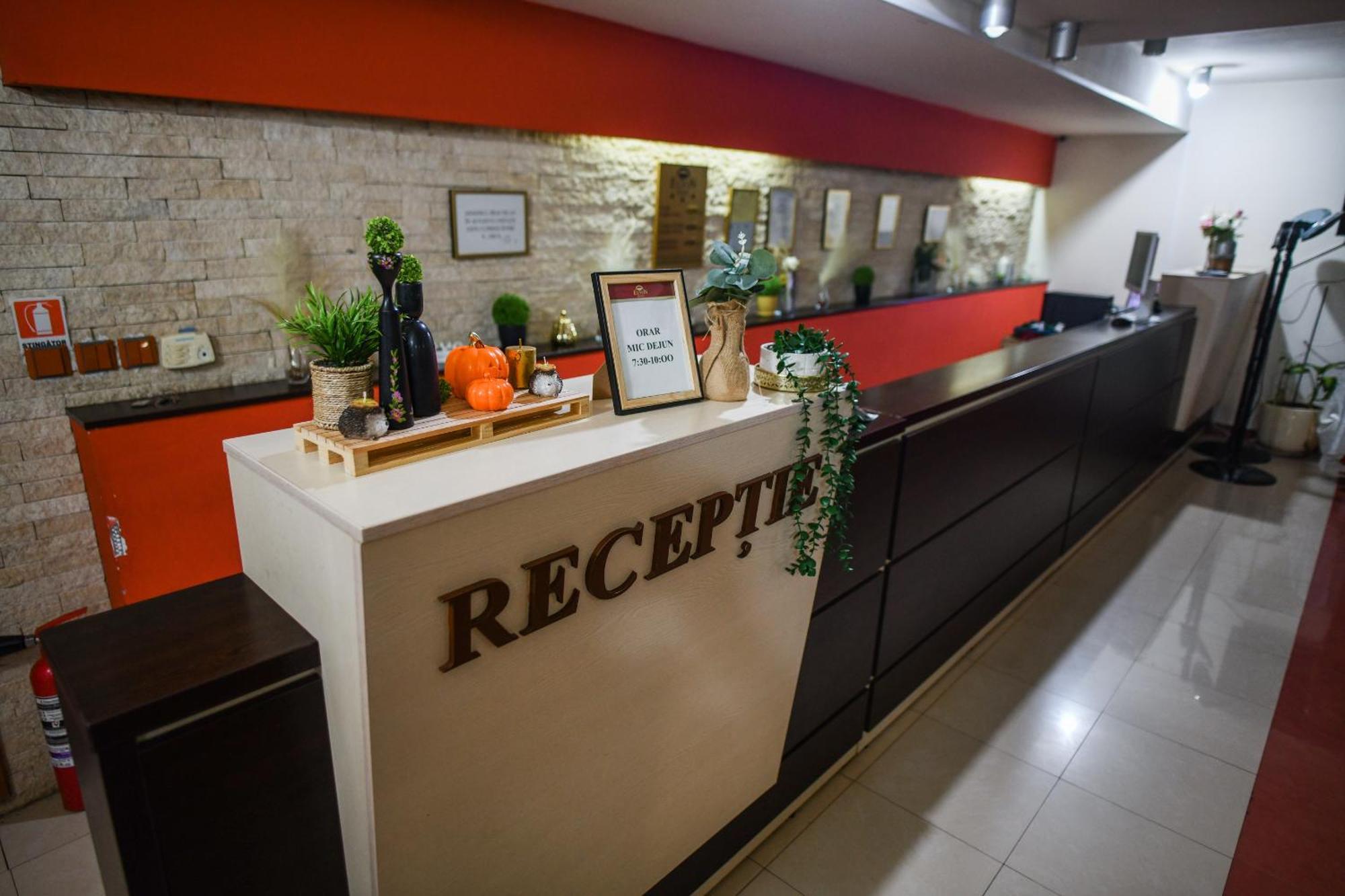 Hotel Elyon Деж Экстерьер фото