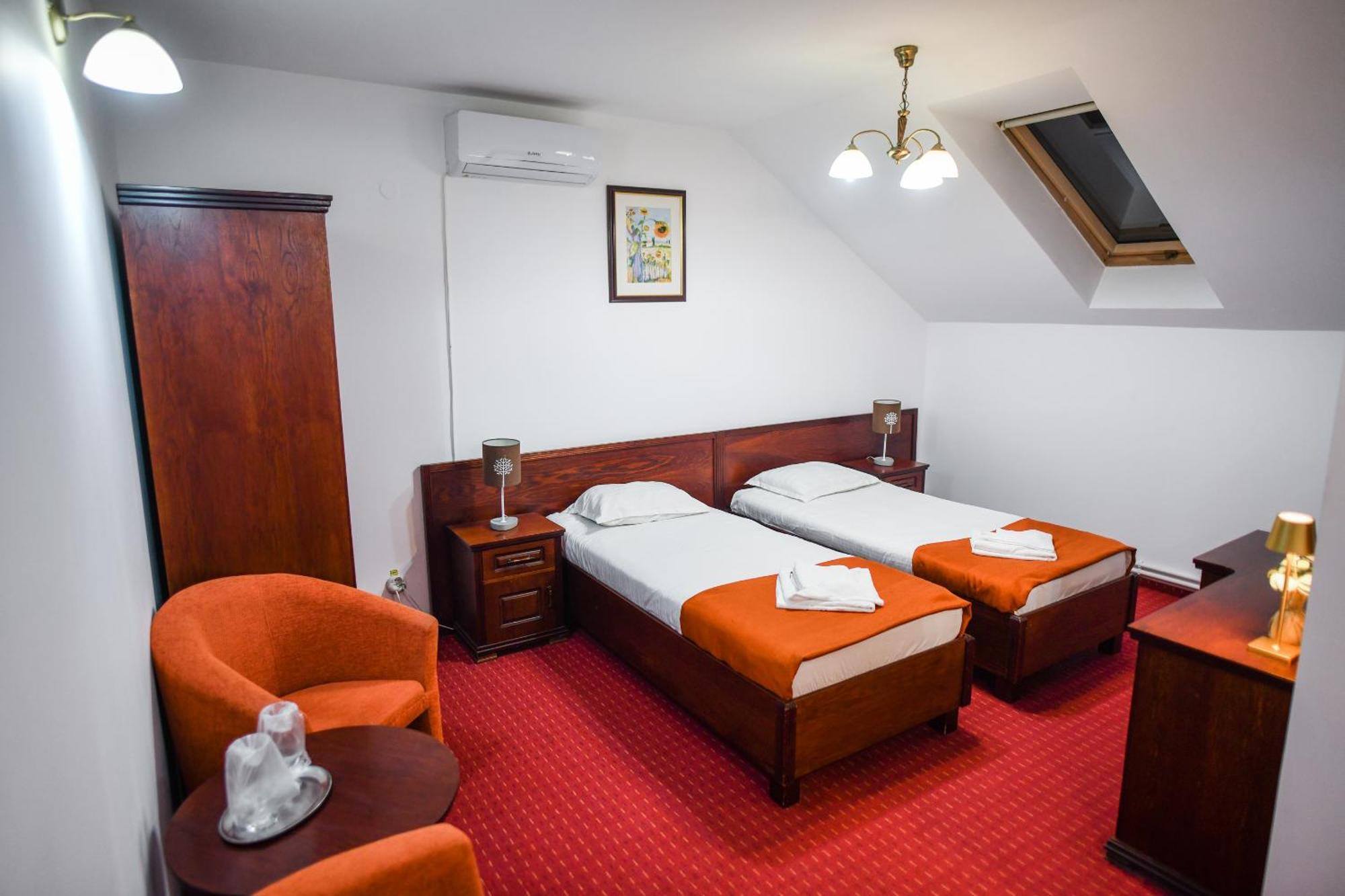 Hotel Elyon Деж Экстерьер фото