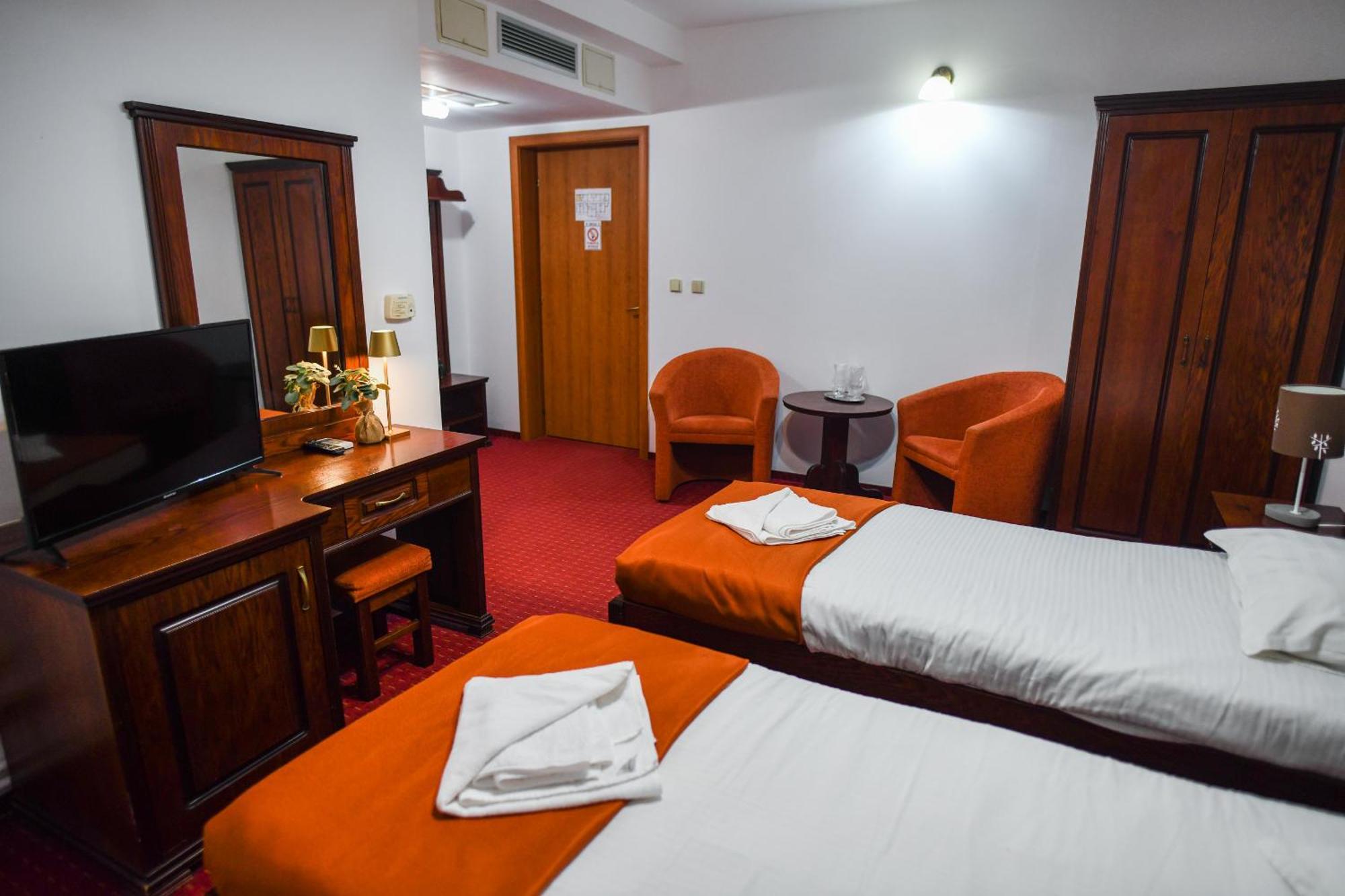 Hotel Elyon Деж Экстерьер фото