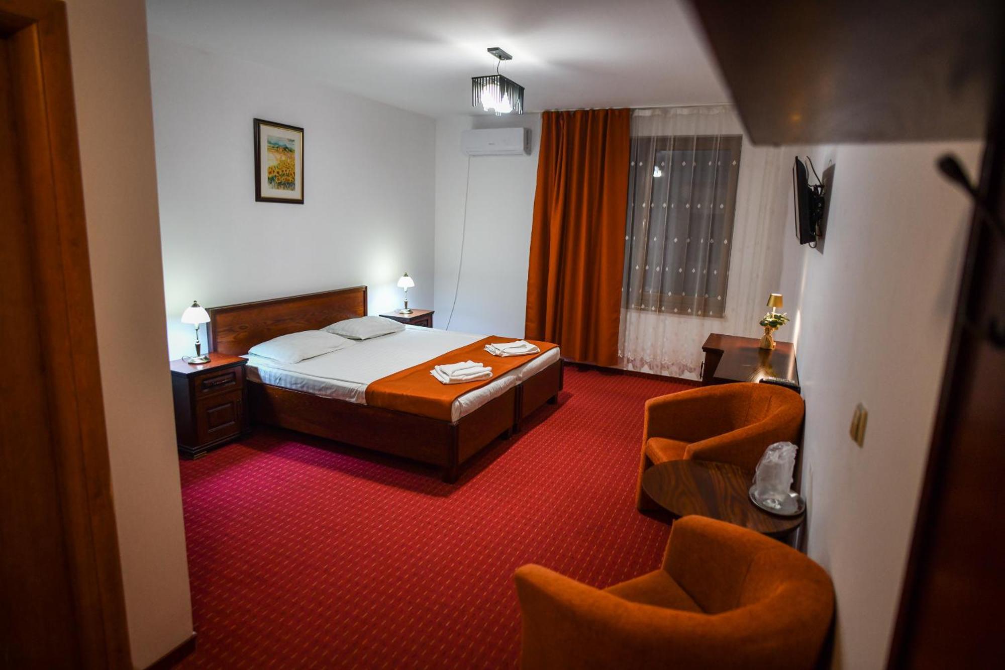 Hotel Elyon Деж Экстерьер фото
